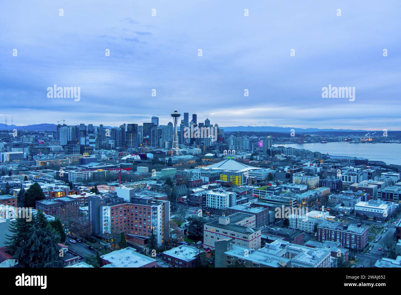 Lo skyline urbano di Seattle e Washington al tramonto di Natale Foto Stock