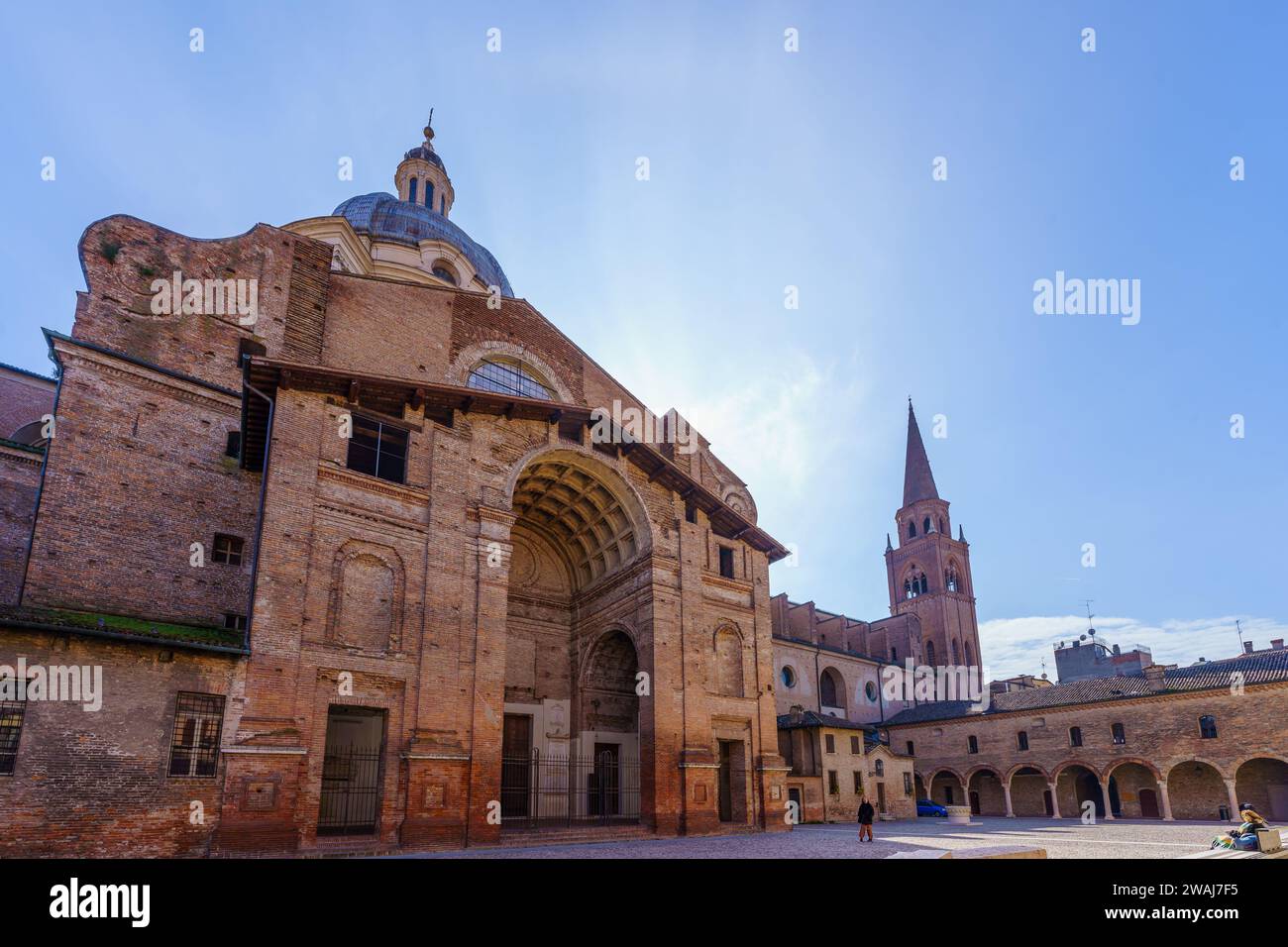 Mantova, Italia - 28 febbraio 2023: Veduta della Basilica di Santandrea, con i visitatori, a Mantova (Mantova), Lombardia, Italia settentrionale Foto Stock