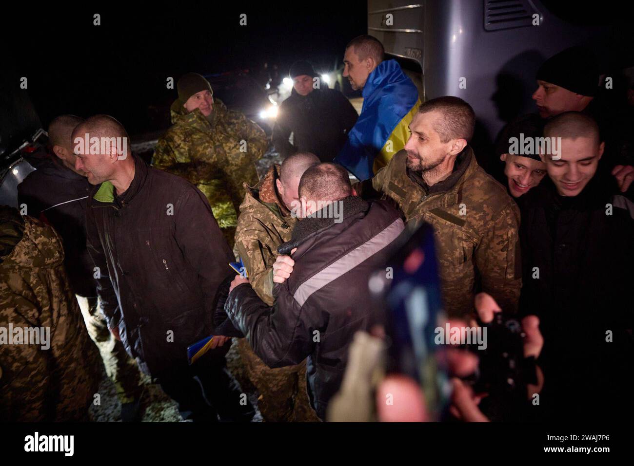 Gli ucraini celebrano la liberazione di 230 guerrieri e civili ucraini dalla prigionia russa gli ucraini celebrano la liberazione di 230 guerrieri e civili ucraini dalla prigionia russa, il 3 gennaio 2024. Foto del PRESIDENTE DELL'UCRAINA apaimages Ucraina Ucraina Ucraina 040124 Ukraine UPO 0011.jpeg Copyright: XapaimagesxPRESIDENTxOFxUKRAINExOFFICExxapaimagesx Foto Stock