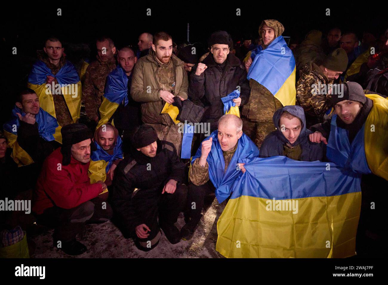 Gli ucraini celebrano la liberazione di 230 guerrieri e civili ucraini dalla prigionia russa gli ucraini celebrano la liberazione di 230 guerrieri e civili ucraini dalla prigionia russa, il 3 gennaio 2024. Foto del PRESIDENTE DELL'UCRAINA apaimages Ucraina Ucraina Ucraina 040124 Ukraine UPO 001.jpeg Copyright: XapaimagesxPRESIDENTxOFxUKRAINExOFFICExxapaimagesx Foto Stock