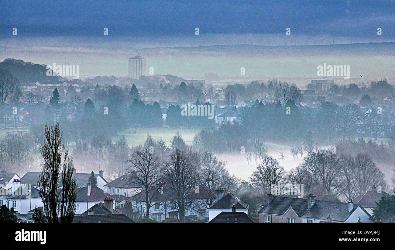 Glasgow, Scozia, Regno Unito. 5 gennaio 2024. Tempo nel Regno Unito: La nebbia gelida ha visto una strana nebbia striata creare un mare di nebbia nell'estremità occidentale della città sopra le torri scotstoun e il campo da golf di Knightswood. Credit Gerard Ferry/Alamy Live News Foto Stock