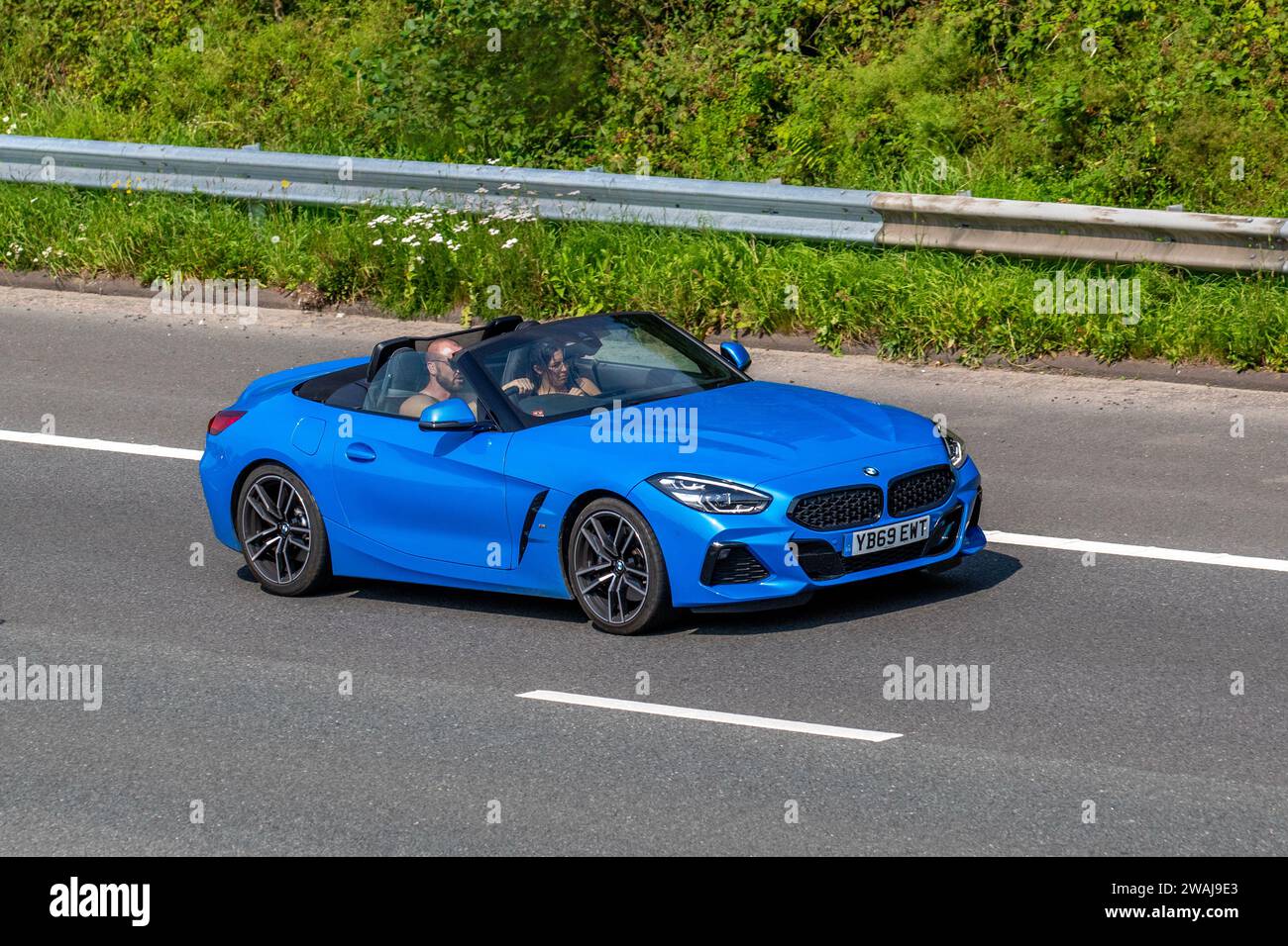 BMW Z4 blu 2021, Sdrive20I M Sport Auto 1998cc cabriolet automatico a 8 marce, decappottabile a 2 posti. Auto sportiva ; viaggiando sull'autostrada M6, Manchester, Regno Unito Foto Stock