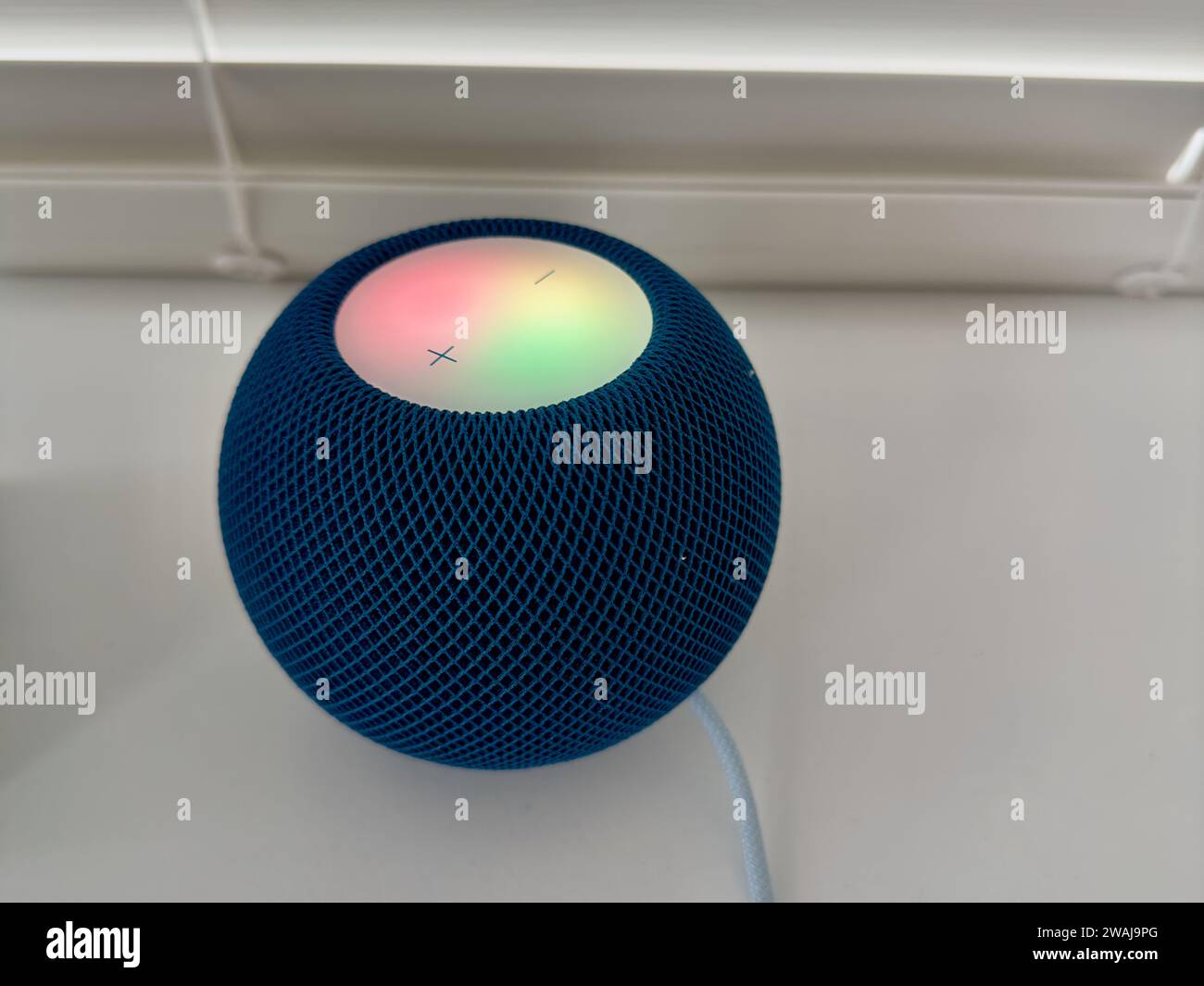Primo piano di un Homepod Mini Blue Apple su un davanzale bianco Foto Stock