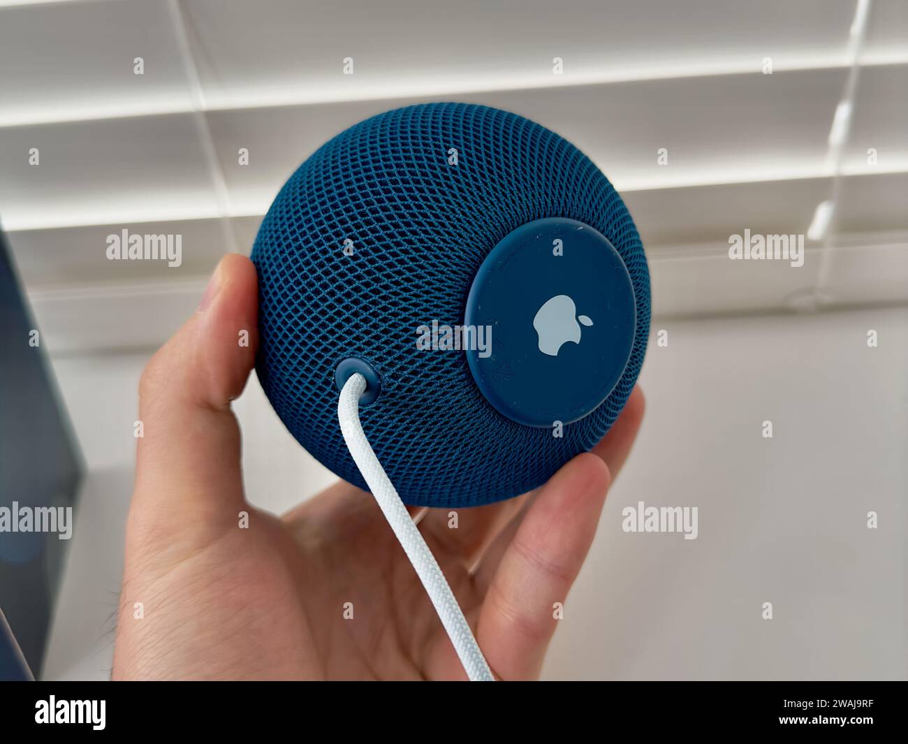 Primo piano di un Homepod Mini Blue Apple su un davanzale bianco Foto Stock