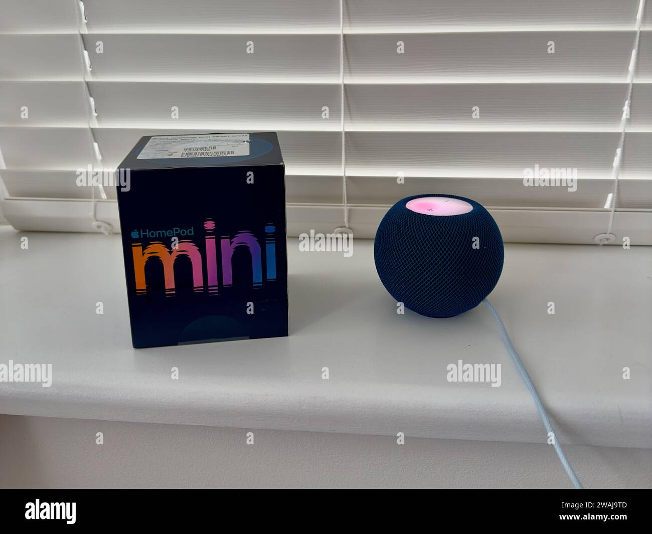Primo piano di un Homepod Mini Blue Apple su un davanzale bianco Foto Stock