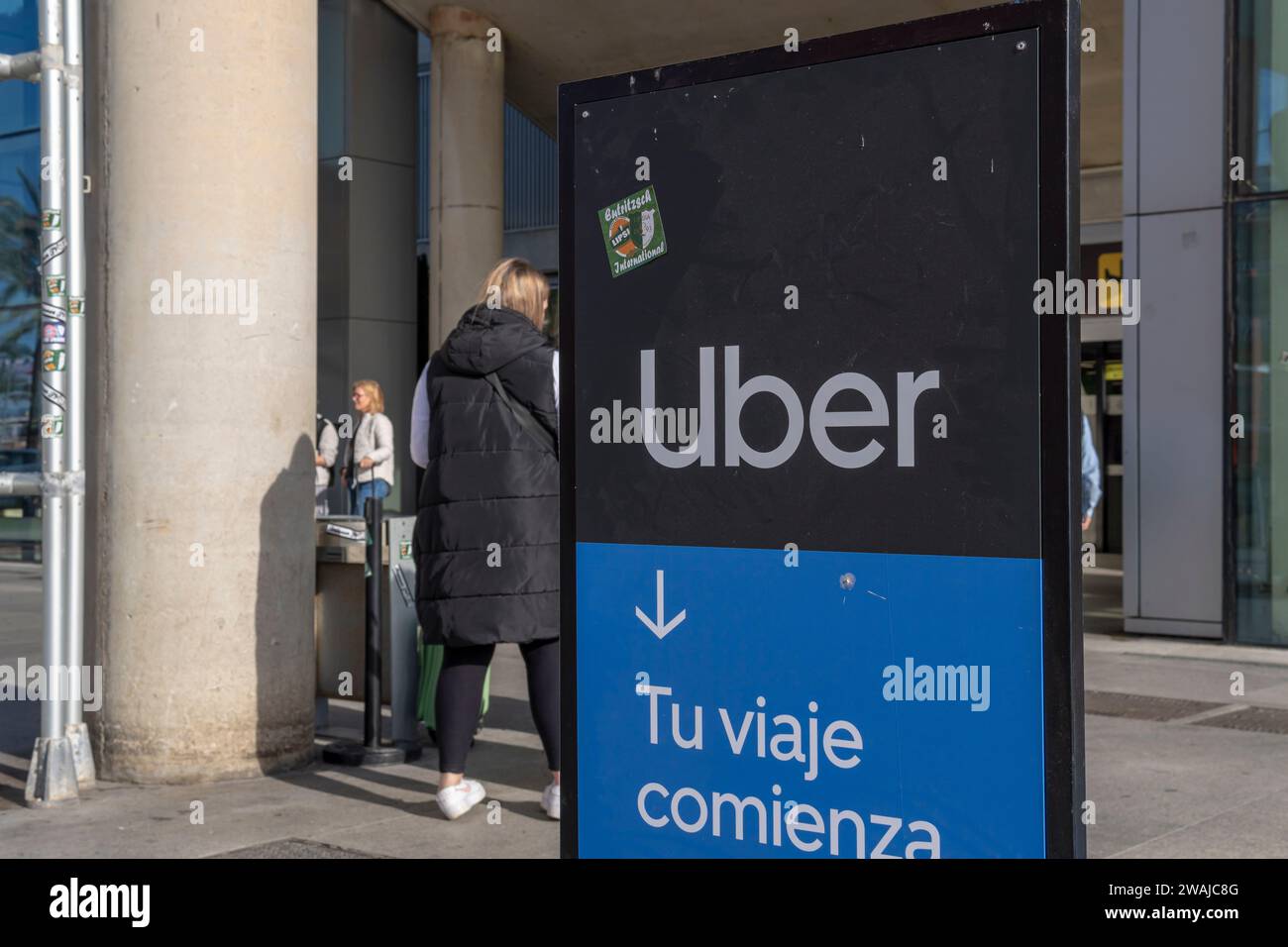 Palma di Maiorca, Spagna; 03 gennaio 2024: Primo piano del logo della compagnia internazionale di navigazione Uber, all'aeroporto di Palma di Maiorca Foto Stock