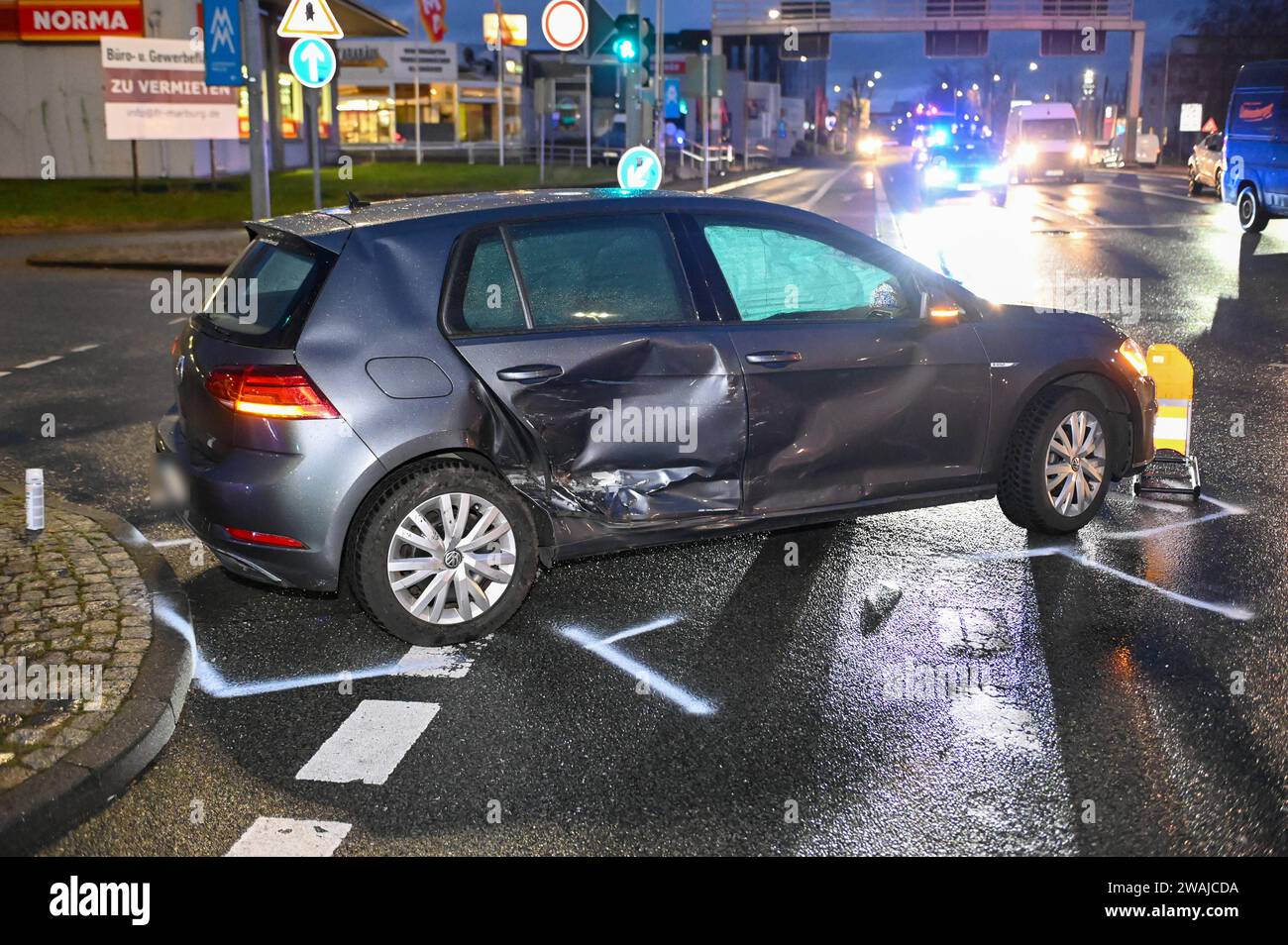 Lipsia - Unfall mit drei Fahrzeugen im Berufsverkehr: Stau nach Polizeisperrungen 04.01.2024 gegen 6,30 Uhr Leipzig, Essener Straße B6/Maximilianallee B2 Zu einem Zusammenstoß dreier Fahrzeuge kam es am Donnerstagmorgen auf der Kreuzung Essener Straße/Maximililee analim Leipziger Norden. Nach ersten Angaben der Polizei War die Fahrerin eines blauen BMW auf der Essener Straße von Ost nach West unterwegs, wobei SIE eine rote Ampel übersehen Hat und in der Folge mit zwei links abbiegenden Autos aus dem Gegenverkehr zusammengestoßen ist. Die beiden Fahrzeuge wollten von der Essener Straße nach li Foto Stock
