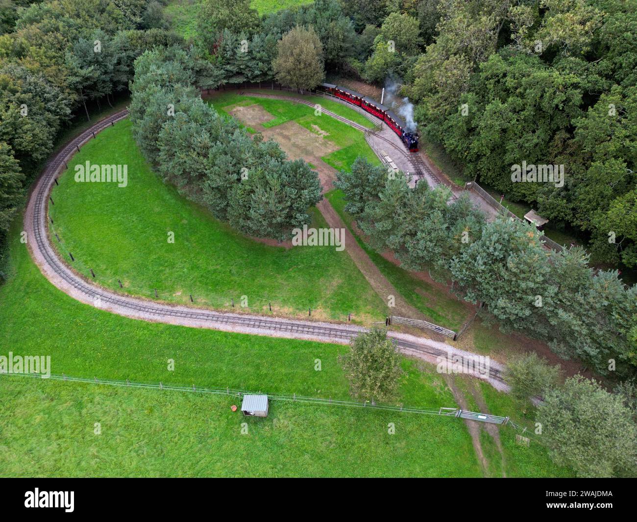Foto con drone della locomotiva a vapore Lydia con un treno passeggeri alla ferrovia a scartamento ridotto di Perrygrove, Coleford , Glos Foto Stock