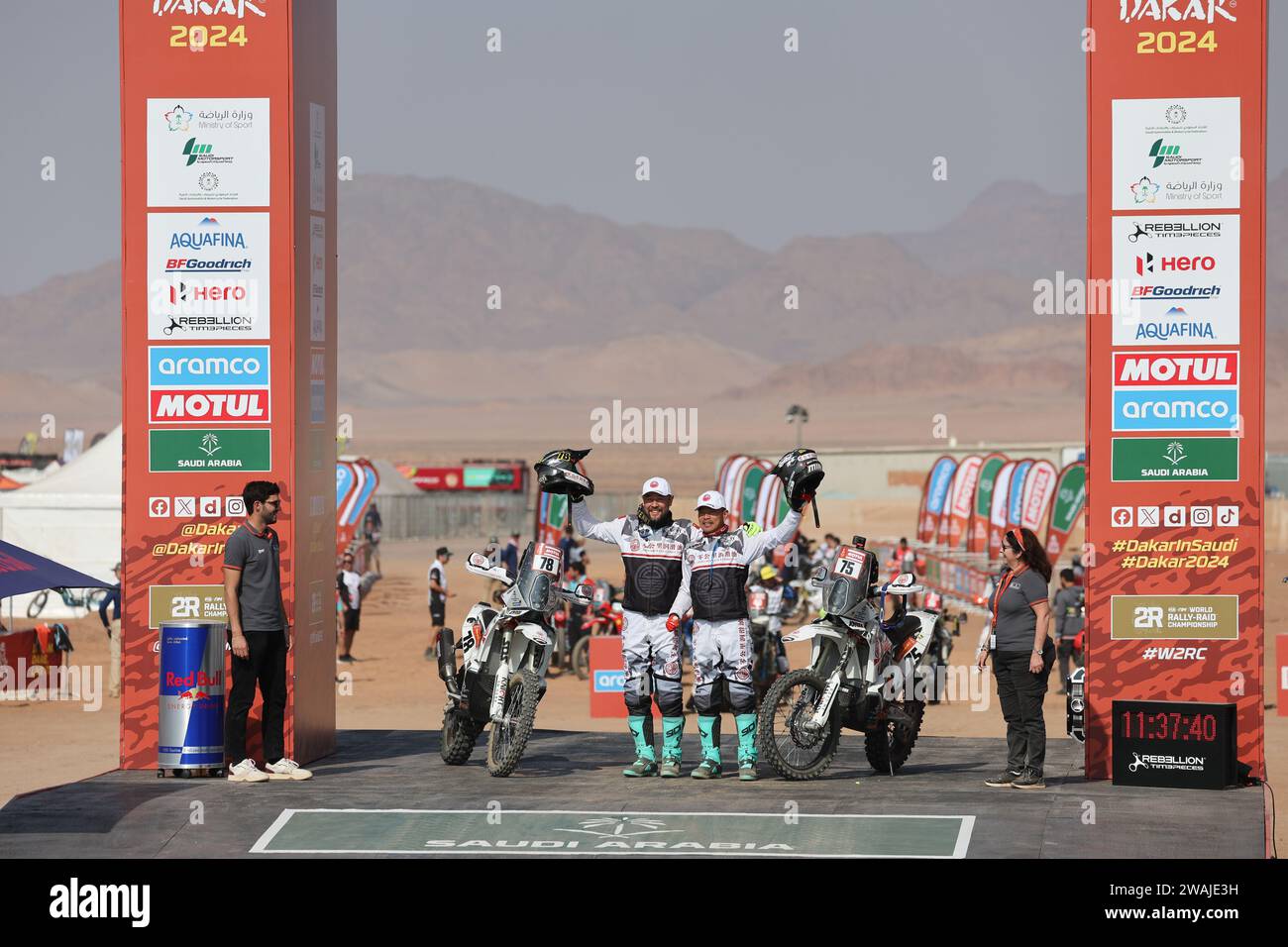 78 HONGYI Zhao (chn), Wu PU D hai Dao Rally Team, KTM, Moto, 75 MIN Zhang (chn), Wu PU da hai Dao Rally Team, KTM, Moto, podio START, durante la cerimonia al Ula Start Camp della Dakar 2024 il 4 gennaio 2024 ad al-Ula, Arabia Saudita - foto Antonin Vincent/DPPI credito: DPPI Media/Alamy Live News Foto Stock