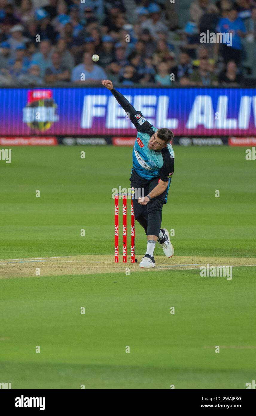 Adelaide, Australia. 31 dicembre 2023. Jamie Overton bowling per Adelaide durante la partita maschile della Big Bash League tra Adelaide Strikers e Melbourne Foto Stock