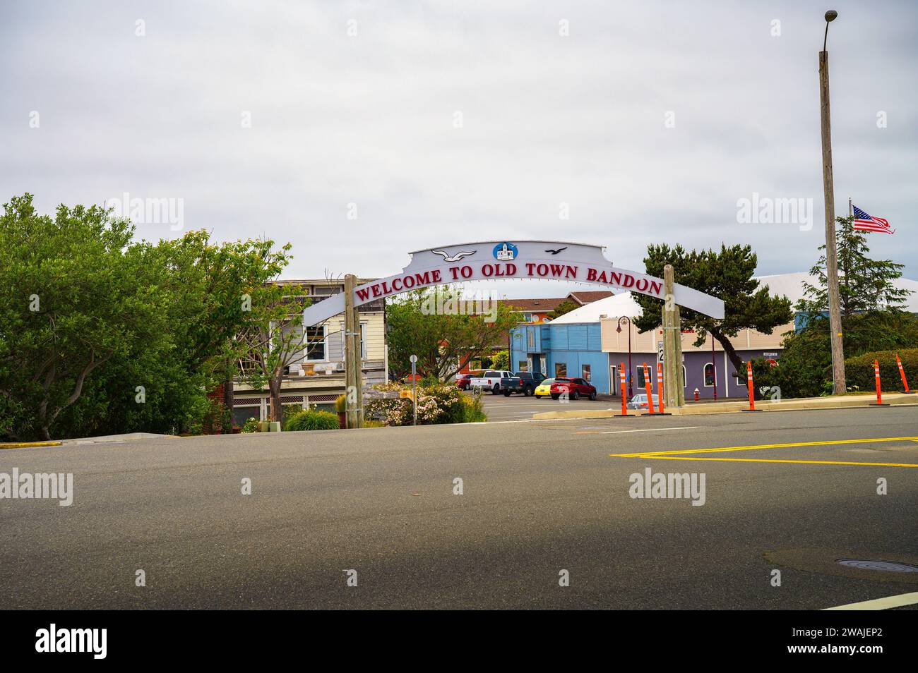 Cartello "Welcome to Old Town Bandon" per l'arco di strada a Bandon, Oregon Foto Stock