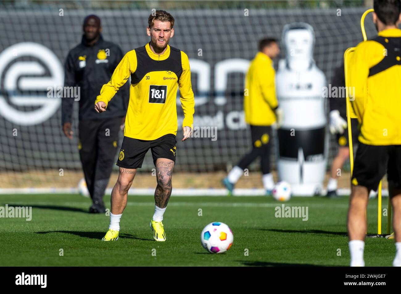 Marbella, spagnolo. 5 gennaio 2024. Fußball: 1. Bundesliga, Saison 2023/2024, Trainingslager von Borussia Dortmund AM 05.01.2024 a Marbella (spagnolo). OLE Pohlmann läuft mit dem Ball am Fuß. Credito: dpa/Alamy Live News Foto Stock