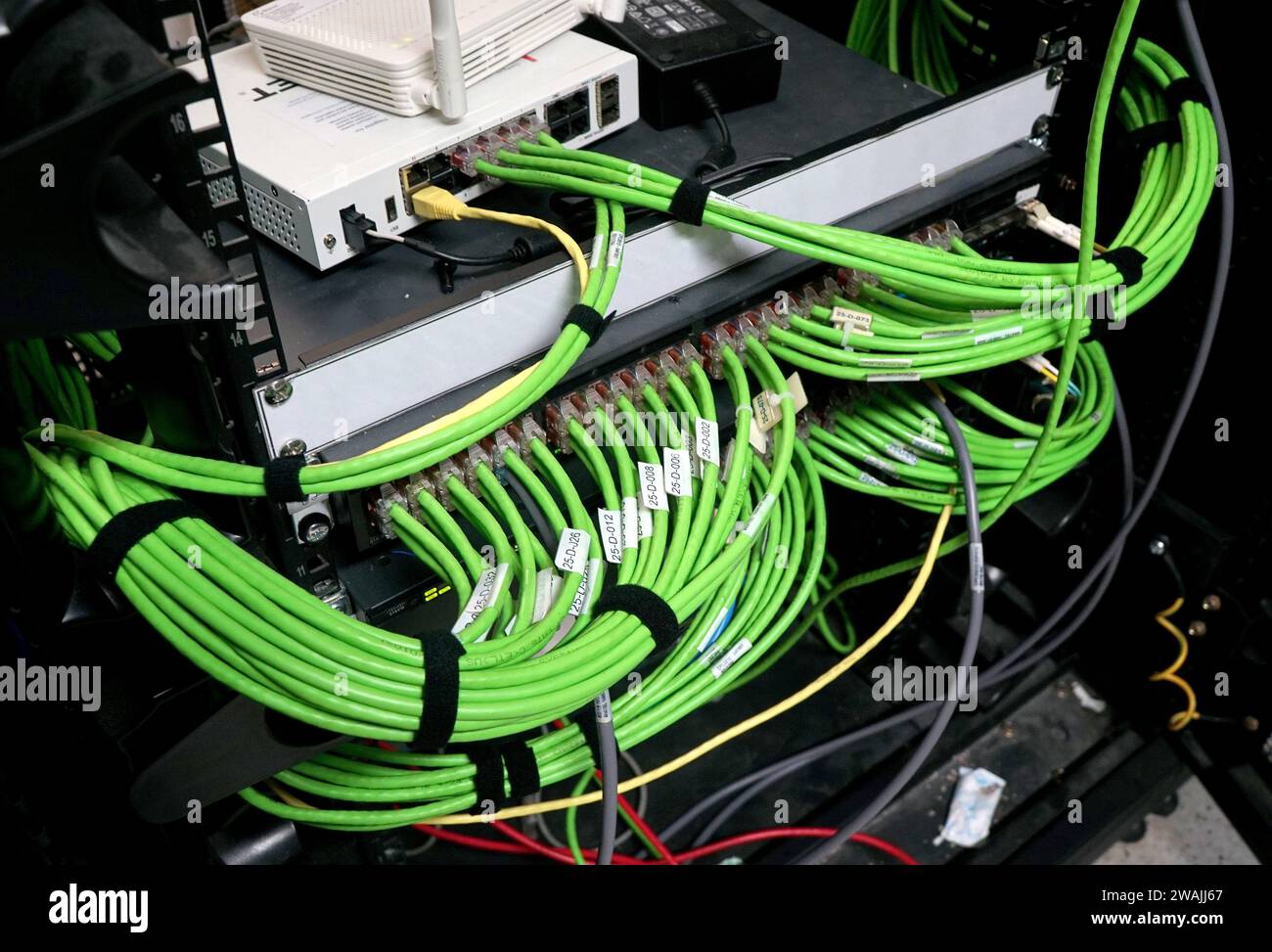 Server di rete digitale con router e altro dispositivo in ufficio Foto Stock