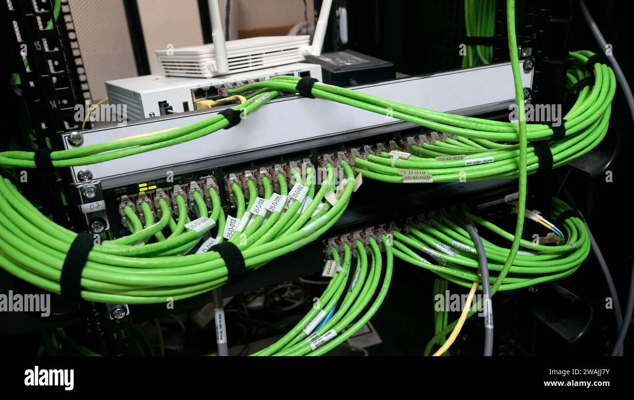 Server di rete digitale con router e altro dispositivo in ufficio Foto Stock