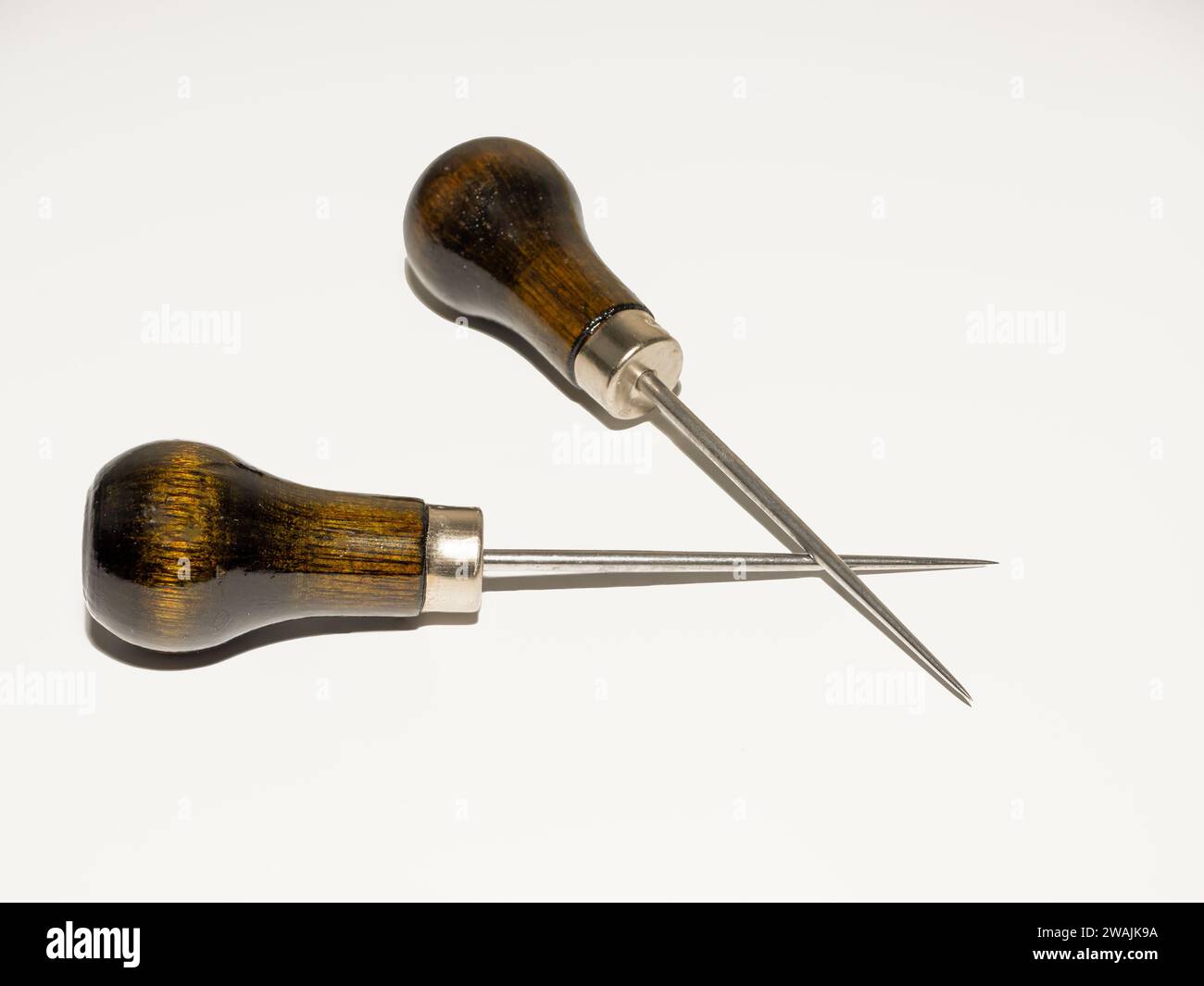 coppia di falegnameria con manico in legno duro e operai in cuoio per la realizzazione di fori e utensili per la marcatura Foto Stock