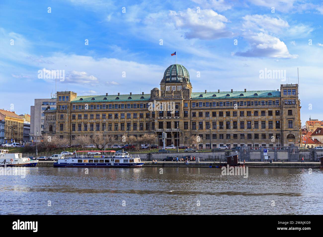 Praga, Repubblica Ceca - 3 aprile 2018: Ministero dell'industria e del commercio sulla riva del fiume Moldava a Praga, Repubblica Ceca Foto Stock