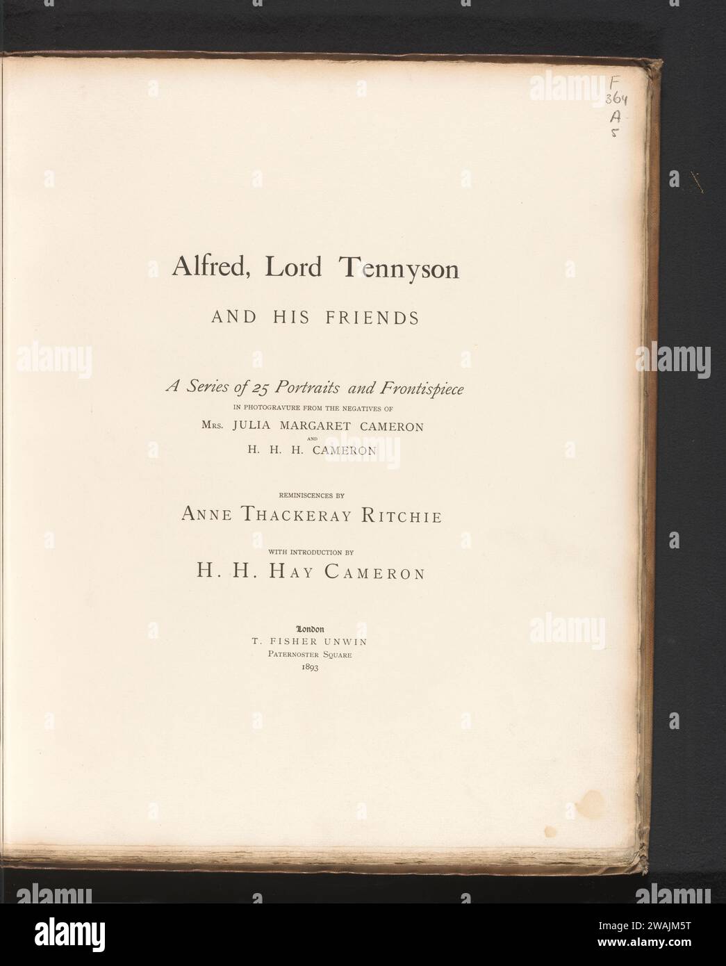 Alfred, Lord Tennyson and His Friends / una serie di 25 ritratti e frontespizio in fotoincisione dai negativi di Julia Margaret Cameron e H.H.H. Cameron; reminiscenze di Anne Thackeray Ritchie; con intr. Di H.H.Hay Cameron, Henry Herschel Hay Cameron, libro del 1893 London paper. cartone. stampa in lino (materiale) Foto Stock