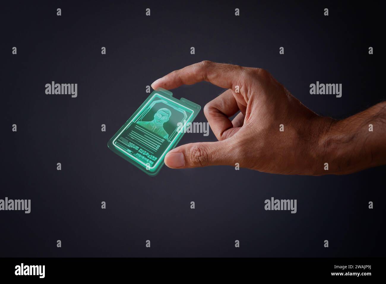 Immagine ravvicinata della mano e della scheda di identificazione digitale o dell'ID digitale su sfondo nero. Concetto tecnologico. Foto Stock