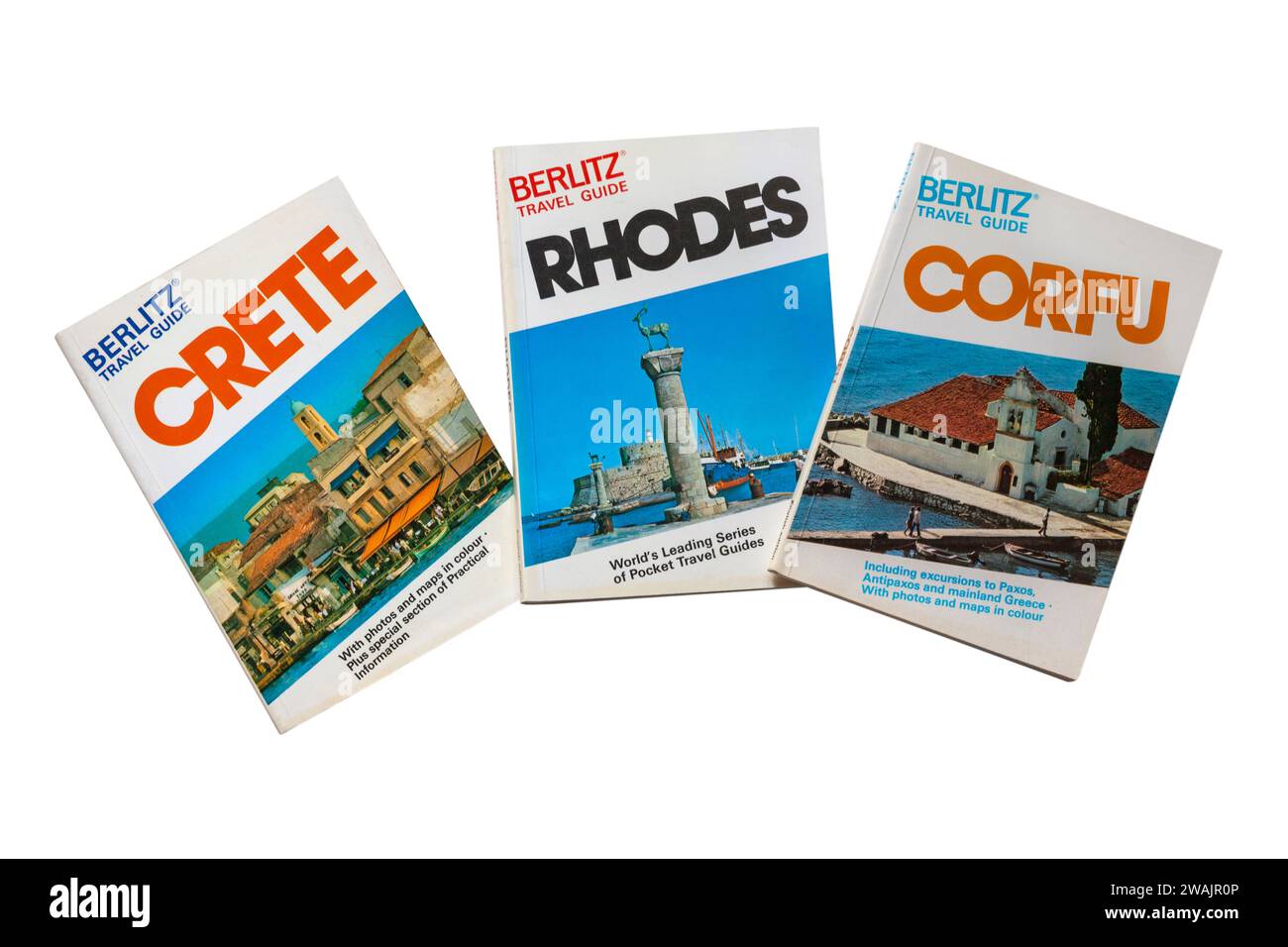 Berlitz Guide di viaggio Guide di viaggio per le isole greche Creta, Corfù e Rodi isolate su sfondo bianco Foto Stock