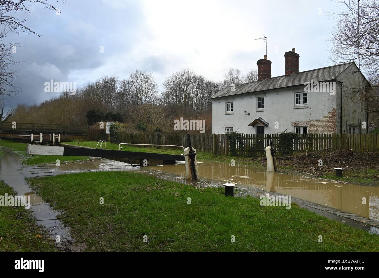 A seguito della forte pioggia, il Canale di Oxford scoppiò le sue rive inondando i campi adiacenti. Questa immagine è stata scattata sul sentiero vicino a Nell Bridge, Oxfordshire Foto Stock