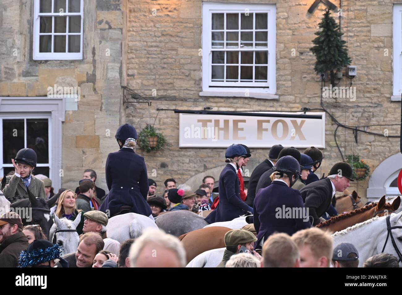 Il giorno di Santo Stefano Heythrop Hunt si incontra a Chipping Norton, Oxfordshire, fuori dal Fox Inn il giorno di Santo Stefano 2023. Foto Stock