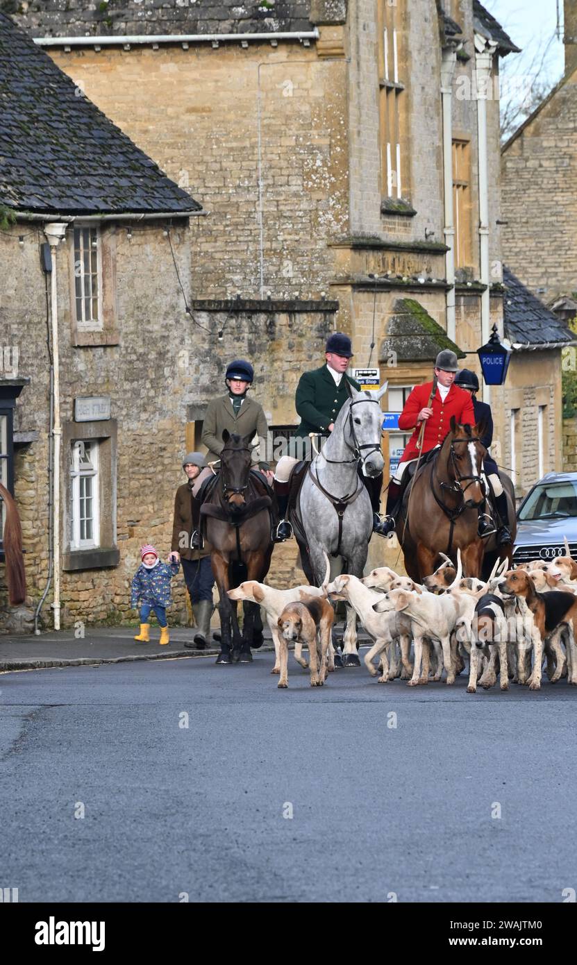 Arrivo dei cani da caccia Heythrop a Stow on the Wold, Gloucestershire, per il tradizionale incontro di Capodanno. Foto Stock