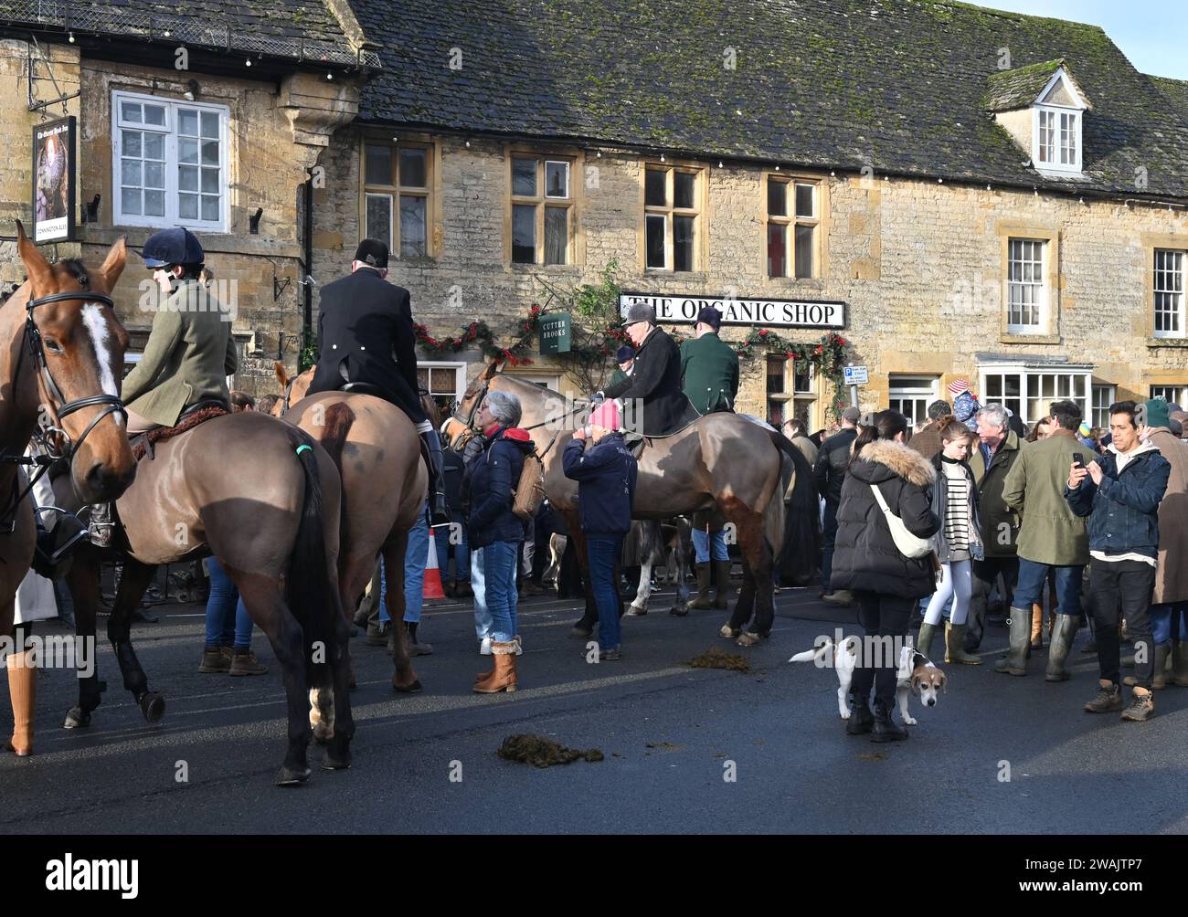 La caccia all'Heythrop organizza tradizionalmente un incontro il giorno di Capodanno nella città Cotswold di Stow on the Wold, Gloucestershire. Foto Stock