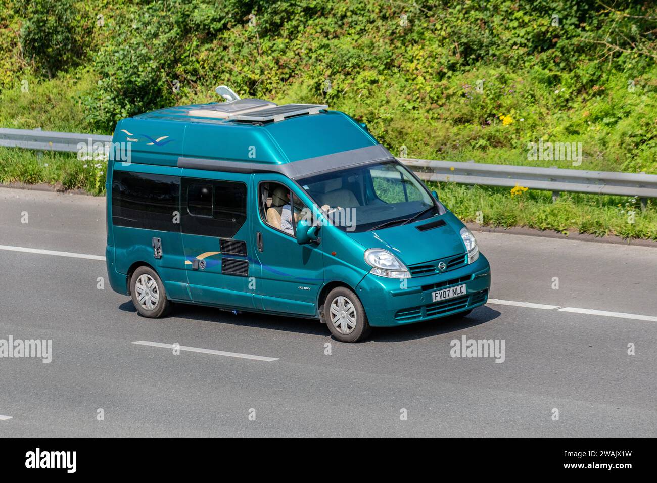 2007 Green Nissan Primastar se DCI LWB DCI 100 29T LWB LCV High Roof Panel Van Diesel 1870 cc; viaggia a velocità sostenuta sull'autostrada M6 a Greater Manchester, Regno Unito Foto Stock