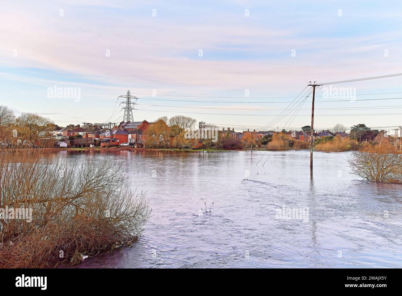 Inondato la bassa valle di Avon a Christchurch Dorset Foto Stock