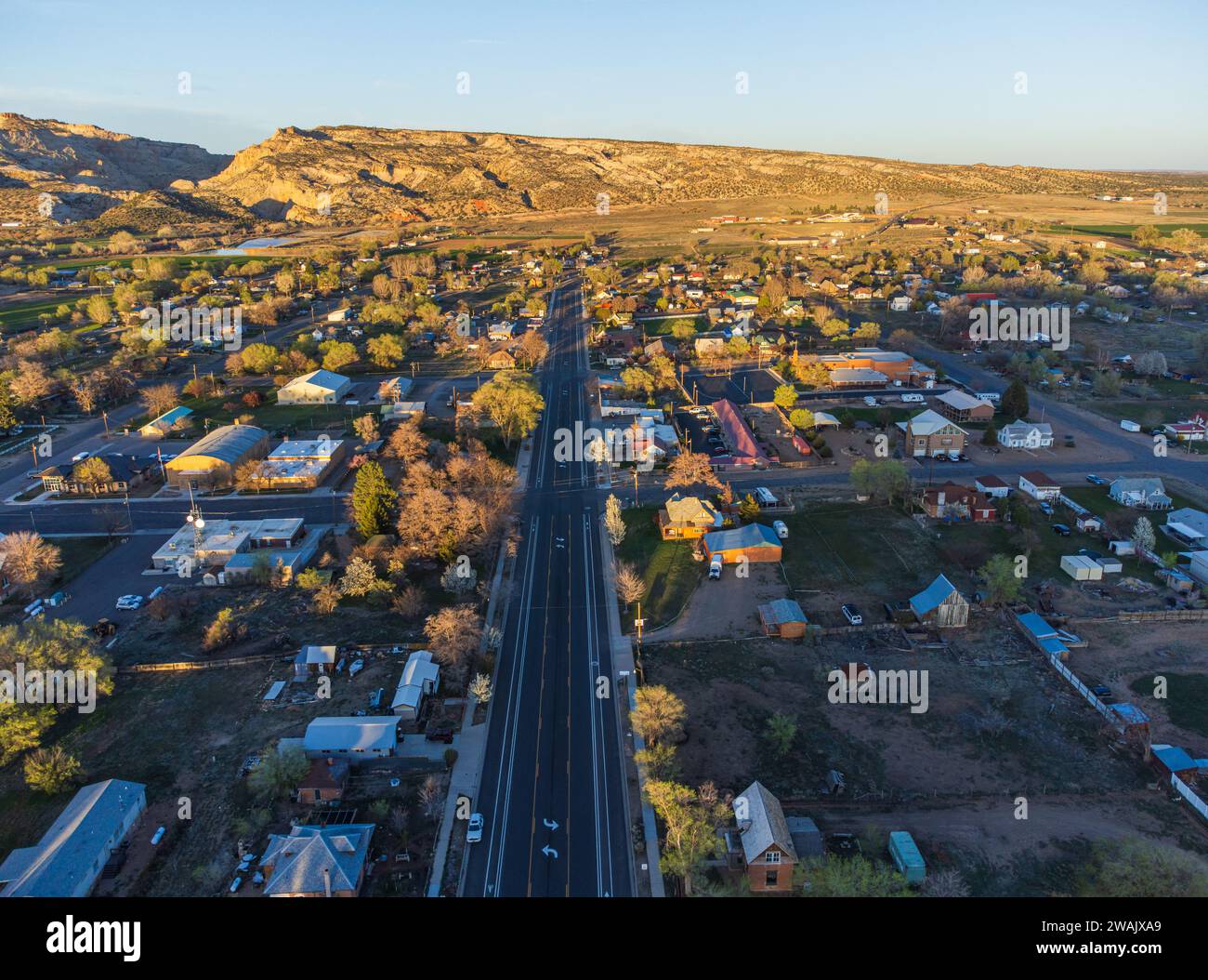 Vista aerea della strada principale di Escalante, Utah, luce del sole serale, lunghe ombre, città rurale del sud-ovest degli Stati Uniti. Foto Stock