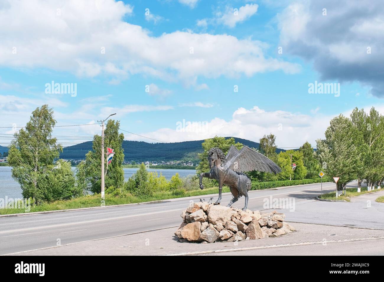 Zlatoust, Russia - 20 giugno 2023: Scultura del mitico cavallo alato, situata al bivio di due strade vicino alla stazione dell'acqua. In ottone, 2014, autore chi Foto Stock