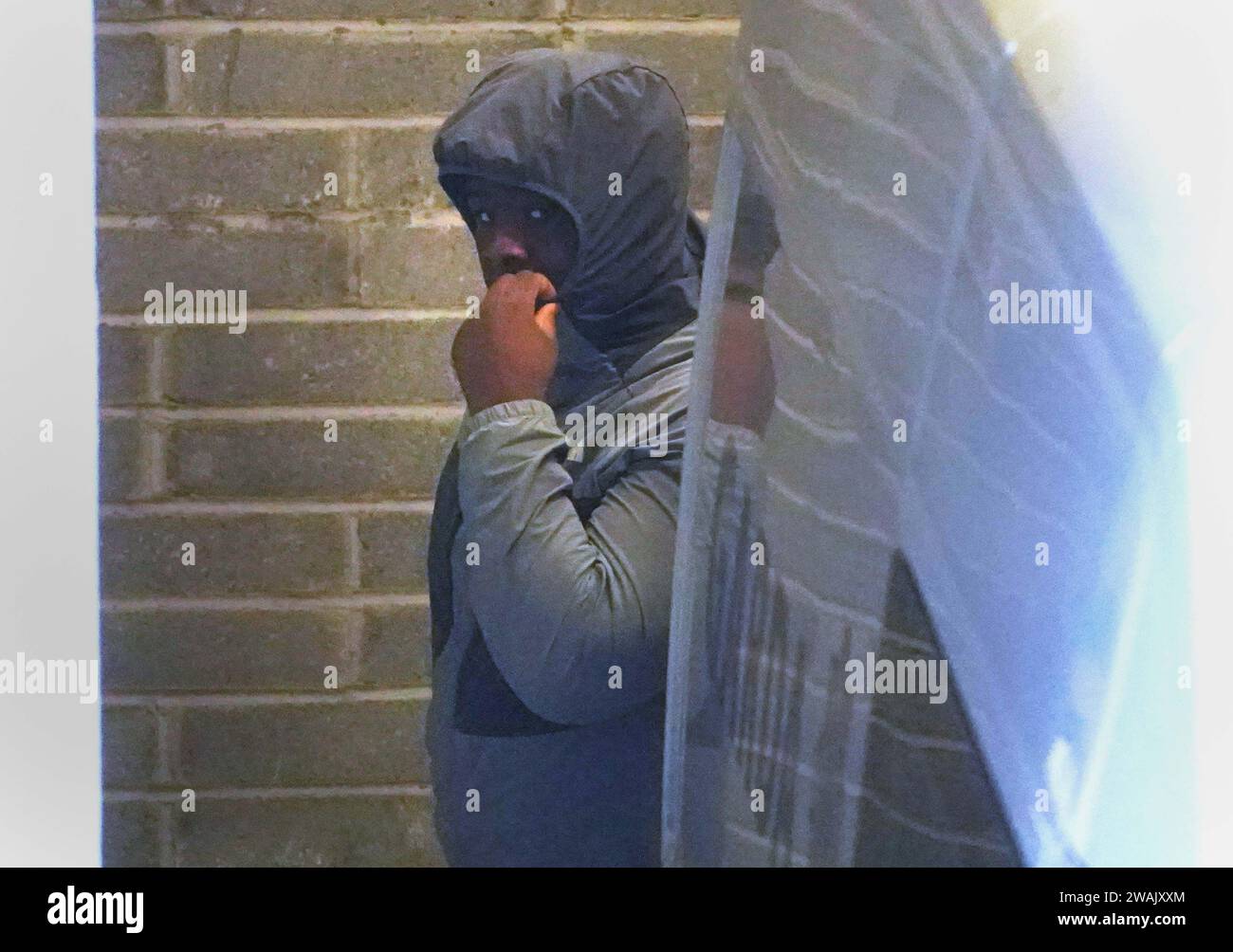 David Amah arriva al tribunale distrettuale di Blanchardstown, dove dovrebbe apparire in relazione all'omicidio di Tristan Sherry al Browne's Steakhouse a Blanchardstown intorno alle 20:00 del 24 dicembre. David Amah è stato accusato dell'omicidio del signor Sherry e Wayne Deegan è stato accusato di reati tra cui aggressione che ha causato danni in relazione a Tristan Sherry. Data immagine: Venerdì 5 gennaio 2024. Foto Stock