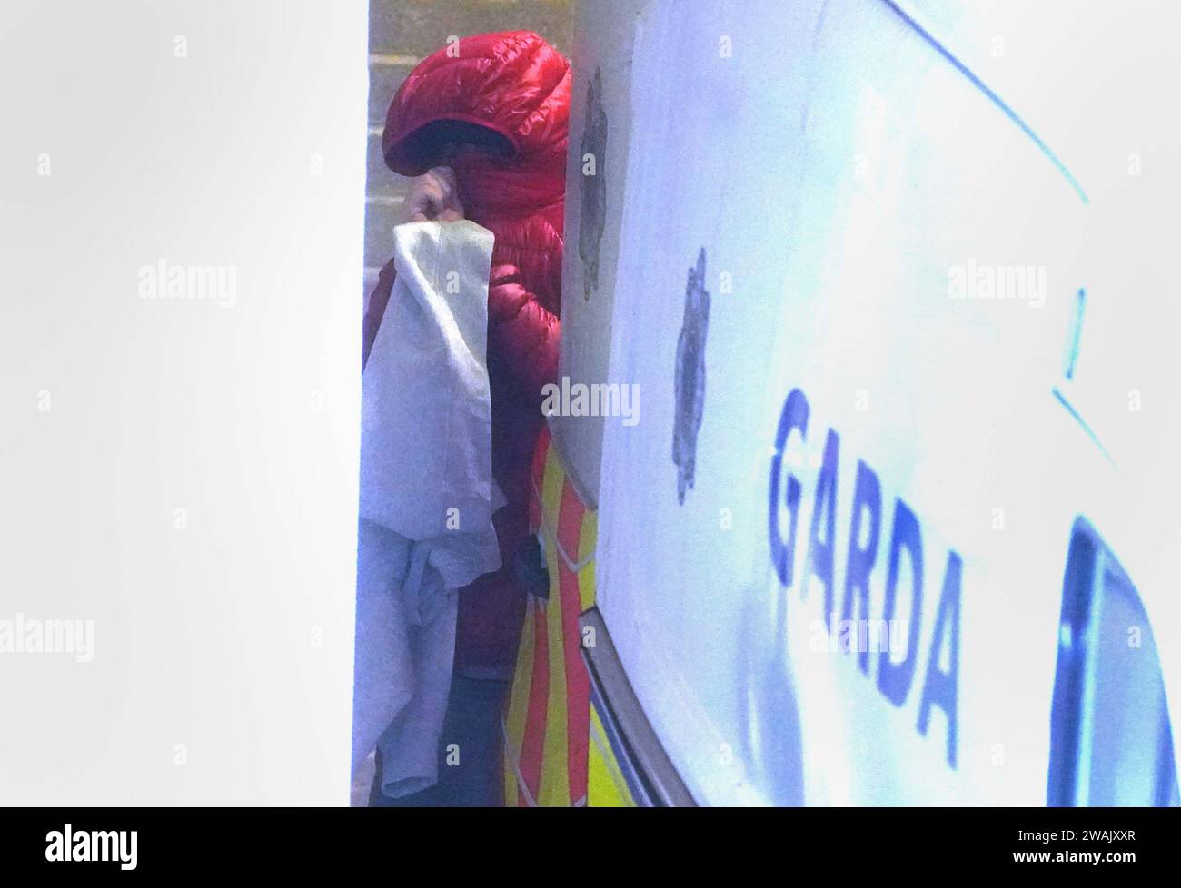 Wayne Deegan arriva al tribunale distrettuale di Blanchardstown, dove dovrebbe apparire in relazione all'omicidio di Tristan Sherry al Browne's Steakhouse a Blanchardstown intorno alle 20:00 del 24 dicembre. David Amah è stato accusato dell'omicidio del signor Sherry e Wayne Deegan è stato accusato di reati tra cui aggressione che ha causato danni in relazione a Tristan Sherry. Data immagine: Venerdì 5 gennaio 2024. Foto Stock