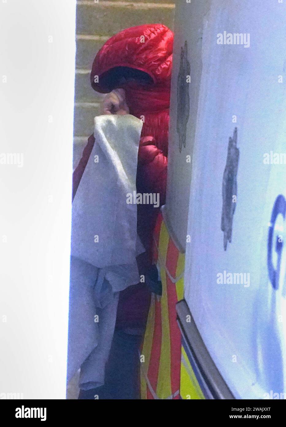 Wayne Deegan arriva al tribunale distrettuale di Blanchardstown, dove dovrebbe apparire in relazione all'omicidio di Tristan Sherry al Browne's Steakhouse a Blanchardstown intorno alle 20:00 del 24 dicembre. David Amah è stato accusato dell'omicidio del signor Sherry e Wayne Deegan è stato accusato di reati tra cui aggressione che ha causato danni in relazione a Tristan Sherry. Data immagine: Venerdì 5 gennaio 2024. Foto Stock