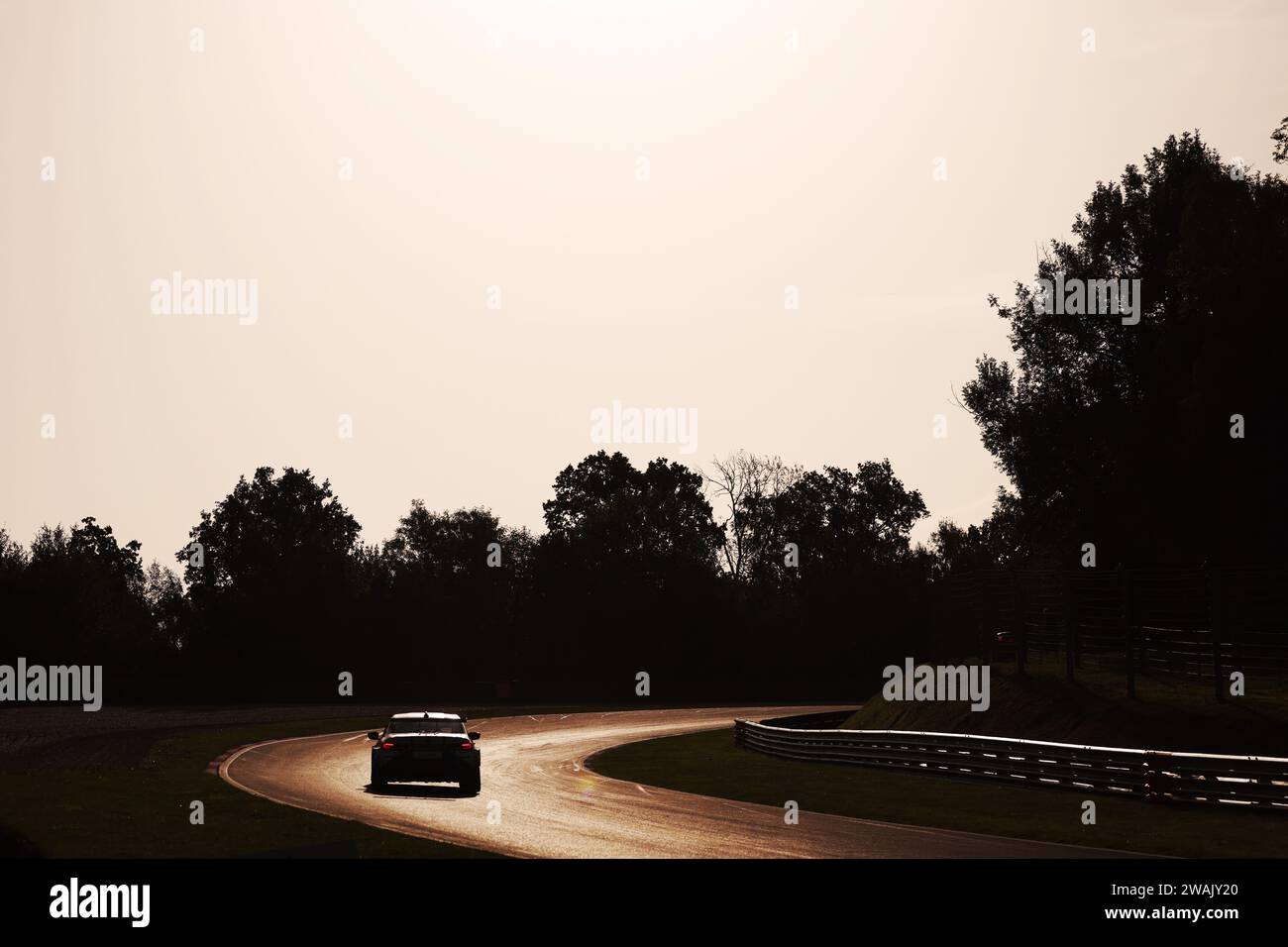 Corse automobilistiche BTCC al tramonto a Brands Hatch Foto Stock