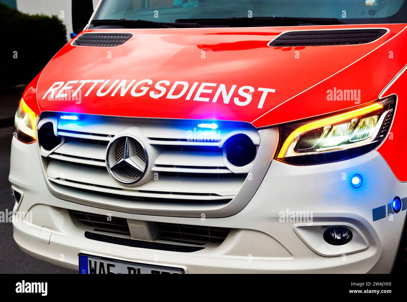 Rettungsdienst 20240104ad383 Einsatzfahrt Blaulichtfahrt Einsatzwagen Einsatzfahrzeug Blaulicht Ambulanz Notarzt Notarztwagen Krankenwagen Ambulanzdienst Notfallambulanz Rettungsdienst, Einsatz, Blaulicht, Feuerwehrfahrfahrzeug, Ambanzfahrfahrfahrfahrfahrg, Ambzeug Notarzteinsatz, Notfallfahrzeug, Ambulanzwagen, Rettungswagen, Rettungseinsatz, Notfalldienst, Rettungsfahrzeug, Notfallversorgung, medizinischer Notfall, Rettungsdienstwagen, Rettungskräfte, Notfallwagen, medizinischer Einsatz, Rettungsteam, Notfallrettung, Rettungshilfe, Krankentransport, Notfallrettungsdienst, Rettungskraft, Notfalleinsatz Wade Foto Stock