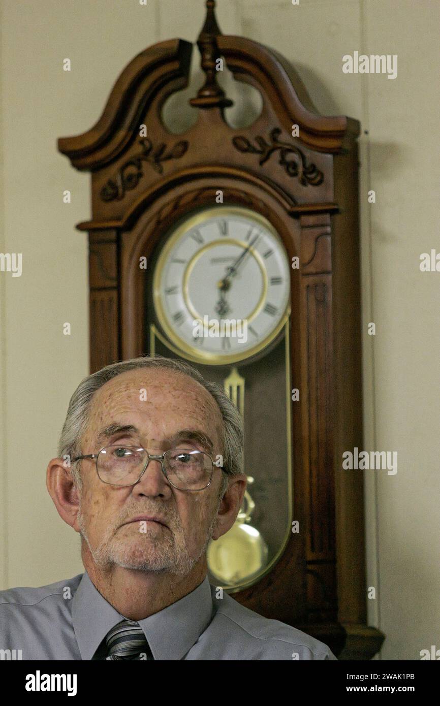 Il sindaco Hollis DeHart ascolta durante una riunione della Commissione comunale di Russell Springs giovedì 4 gennaio 2007 al municipio di Russell Springs, Contea di Russell, Kentucky, USA. A DeHart fu assegnata la responsabilità dei dipartimenti finanziari e amministrativi della città durante il breve incontro speciale. (Foto Apex MediaWire di Billy Suratt) Foto Stock