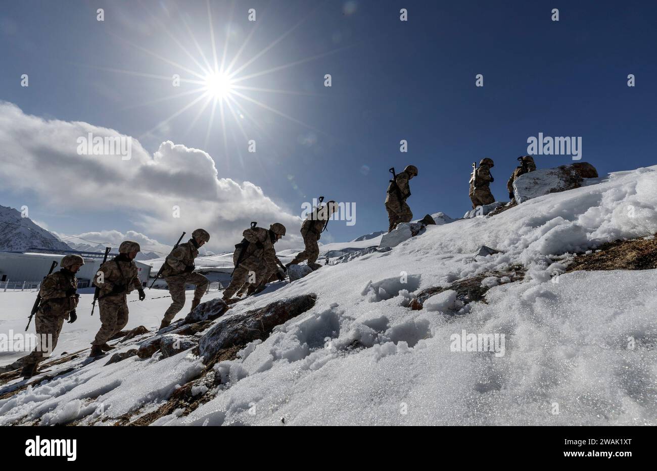 Pechino, regione autonoma cinese di Xinjiang Uygur. 13 aprile 2023. Soldati di pattuglia di un reggimento di difesa di confine a Khunjerab, regione autonoma uygur dello Xinjiang della Cina nord-occidentale, 13 aprile 2023. Il reggimento è basato sui Pamir, a guardia del confine Cina-Pakistan e del porto di Khunjerab. Con un'altitudine media di circa 4.700 metri, il luogo è una "zona proibita" per molte persone, in quanto la temperatura qui può scendere fino a meno 40 gradi Celsius, e il contenuto di ossigeno è inferiore alla metà di quello nella zona pianeggiante. Crediti: Fei Maohua/Xinhua/Alamy Live News Foto Stock