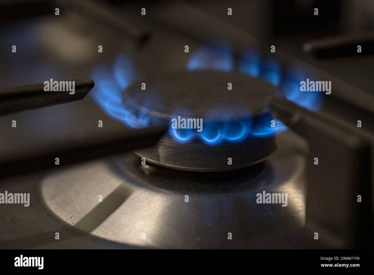 Bruciatore a gas sulla stufa per cucinare con il fuoco, concetto energetico Foto Stock