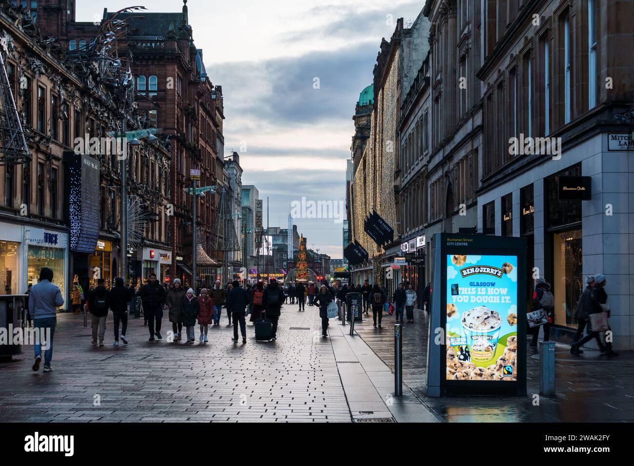 Glasgow, Regno Unito - 6 dicembre 2023: Folla di persone in Buchanan Street durante il Natale. E' una zona pedonale per lo shopping con negozi di lusso Foto Stock