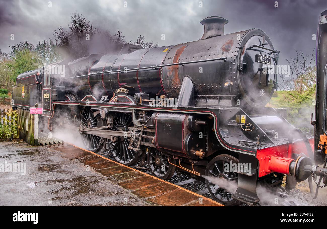 LMS Jubilee Class 6P 4-6-0 no 45690 locomotiva a vapore Leander presso la stazione di Heywood sulla East Lancashire Railway. Foto Stock