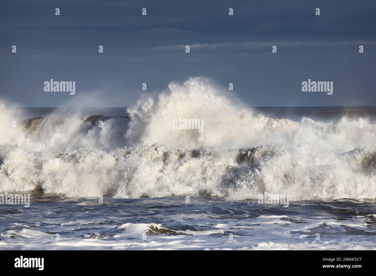 Mari tempestosi sulla scia di Storm Henk, Seaham, contea di Durham, Regno Unito Foto Stock