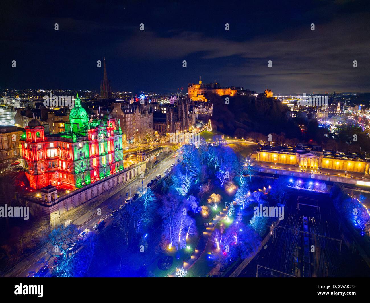 Vista aerea notturna dell'ex quartier generale illuminato della Bank of Scotland e dei giardini East Princes Street a Natale a Edimburgo, Scozia, Regno Unito Foto Stock