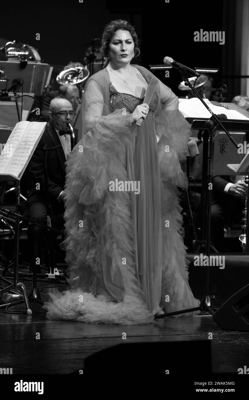 La cantante di flamenco Estrella Morente si esibisce durante il concerto con la Madrid Symphony Band al Teatro Real, 5 gennaio 2024 Spagna Foto Stock