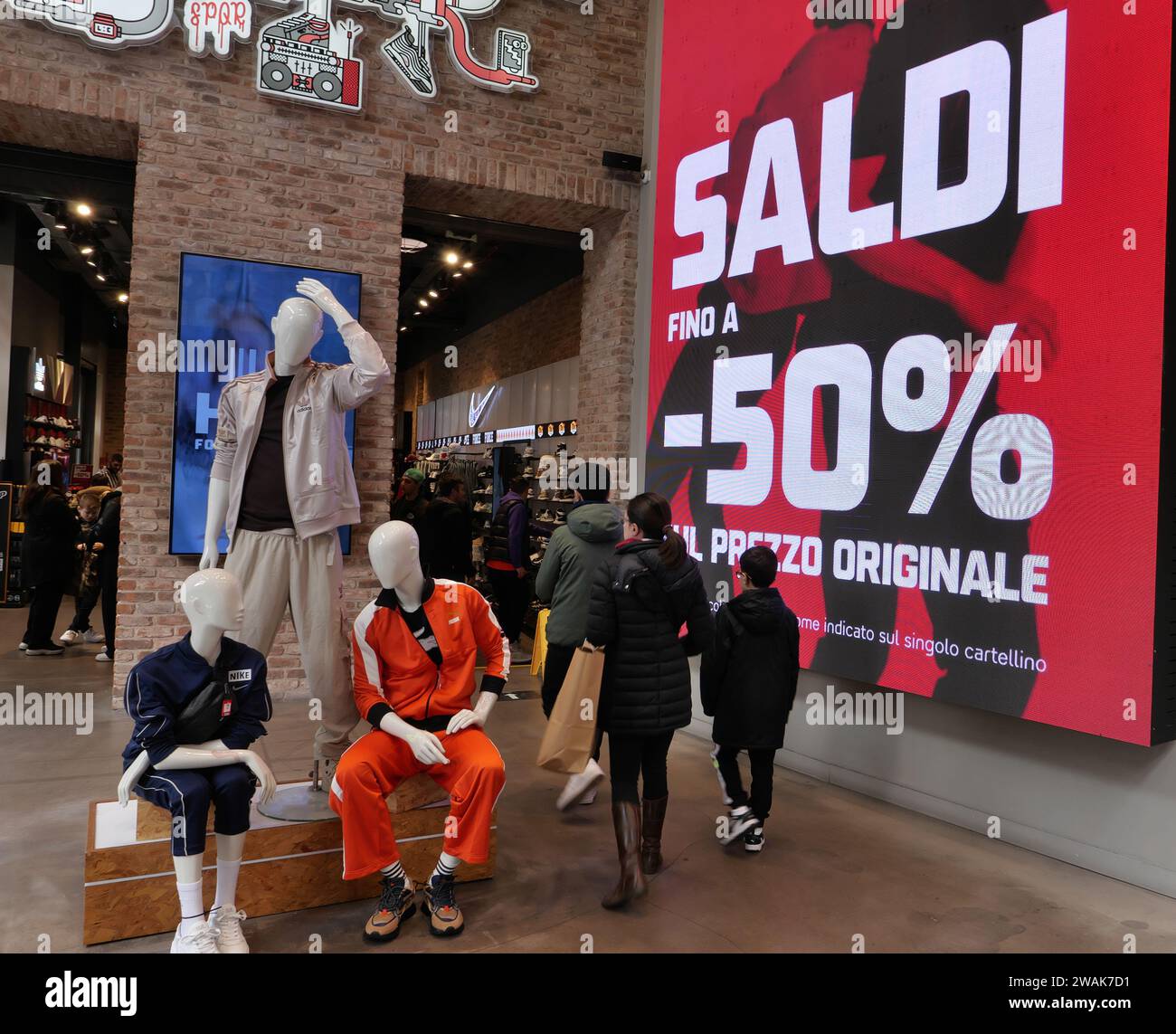 LA STAGIONE DELLO SHOPPING CON LE VENDITE È INIZIATA Foto Stock LA STAGIONE DELLO SHOPPING CON LE VENDITE È INIZIATA Foto Stock