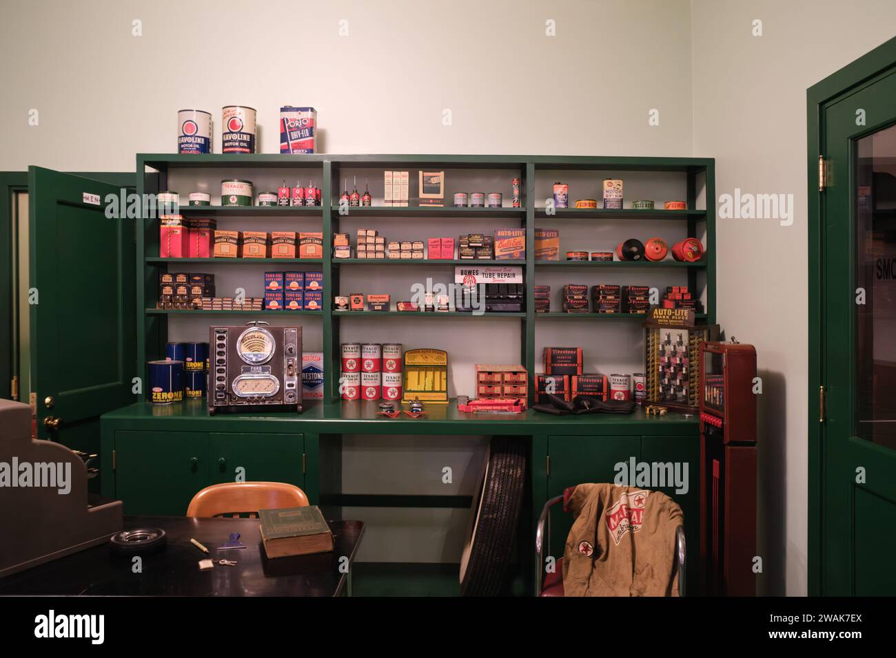 Una vista interna di una mostra che mostra la ricostruzione di una stazione di servizio Texaco del 1960, presso l'Henry Ford Museum of American Innovation Foto Stock