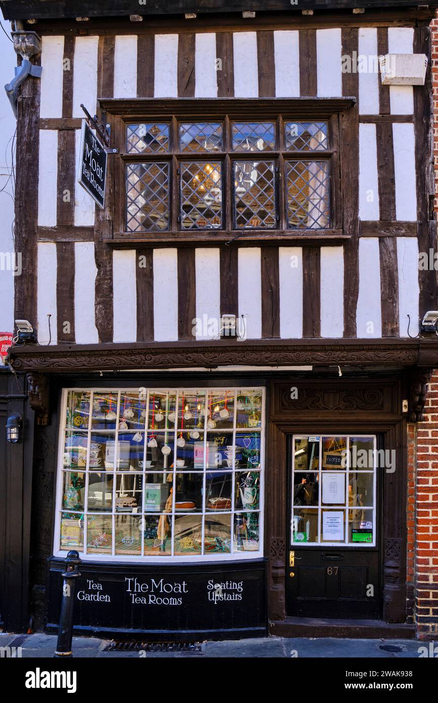 Regno Unito, Kent, Canterbury, l'antico centro della città di Canterbury, vista di Burgate Street Foto Stock