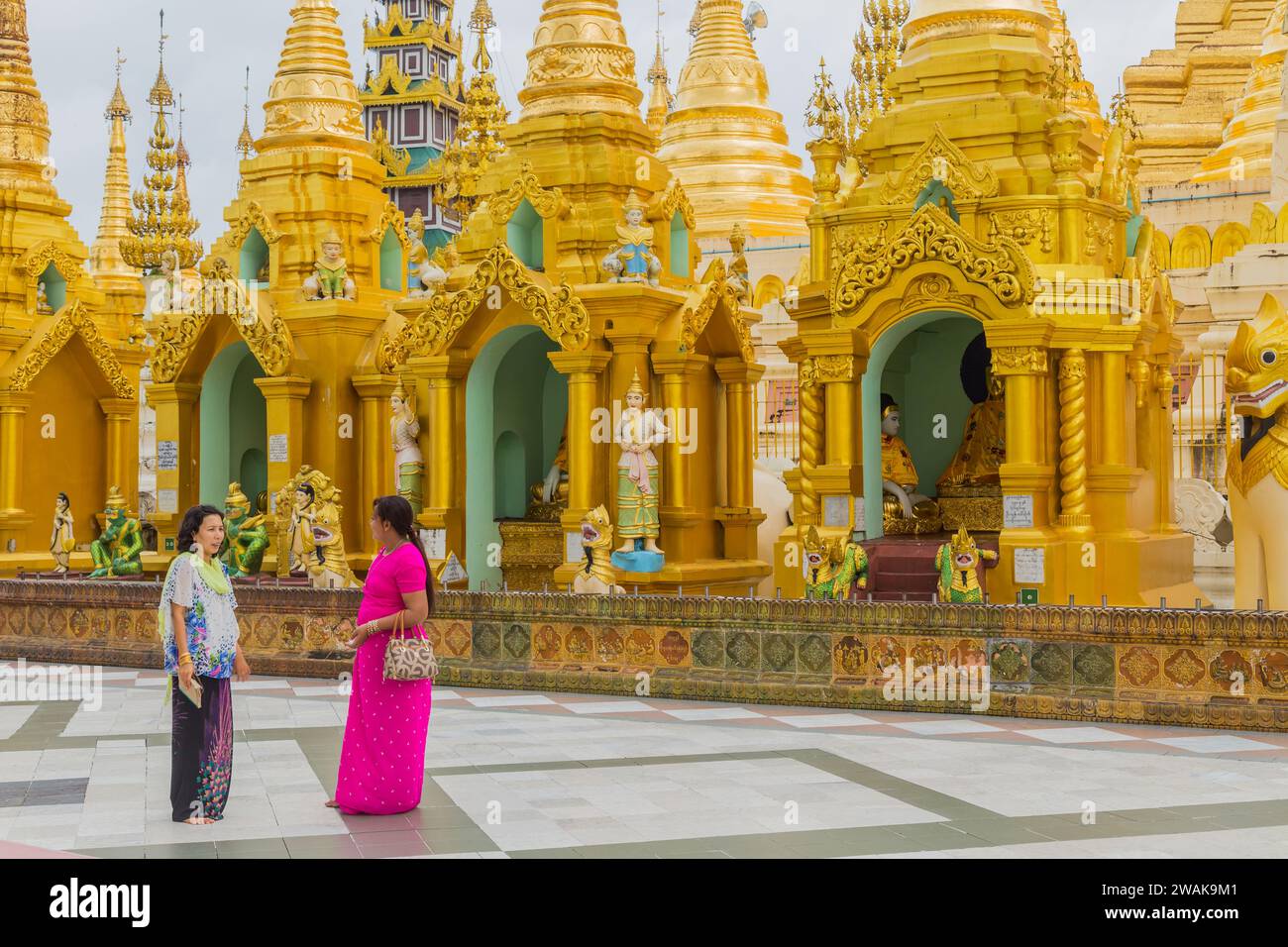 Yangon, Myanmar: 17 agosto 2020: I fedeli visitano Shwedagon Pgoda. La pagoda Shwedagon è la pagoda buddista più sacra del Myanmar. Foto Stock