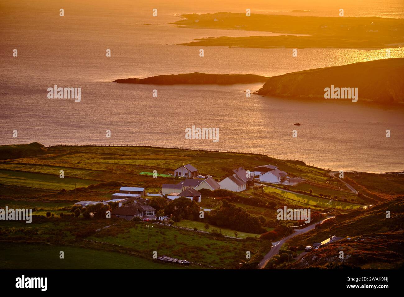 Repubblica d'Irlanda, Contea di Galway, Clifden, strada sopraelevata al tramonto Foto Stock
