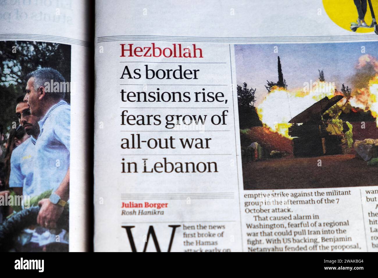"Hezbollah Man mano che le tensioni di confine aumentano, i timori di una guerra totale in Libano" titolo del quotidiano The Guardian Israel Gaza War article18 dicembre 2023 Regno Unito Foto Stock
